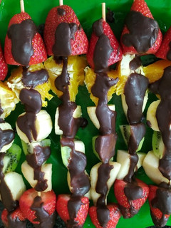 Una foto de Brochetas de fruta con chocolate negro