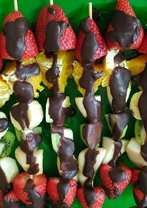 Una foto de Brochetas de fruta con chocolate negro