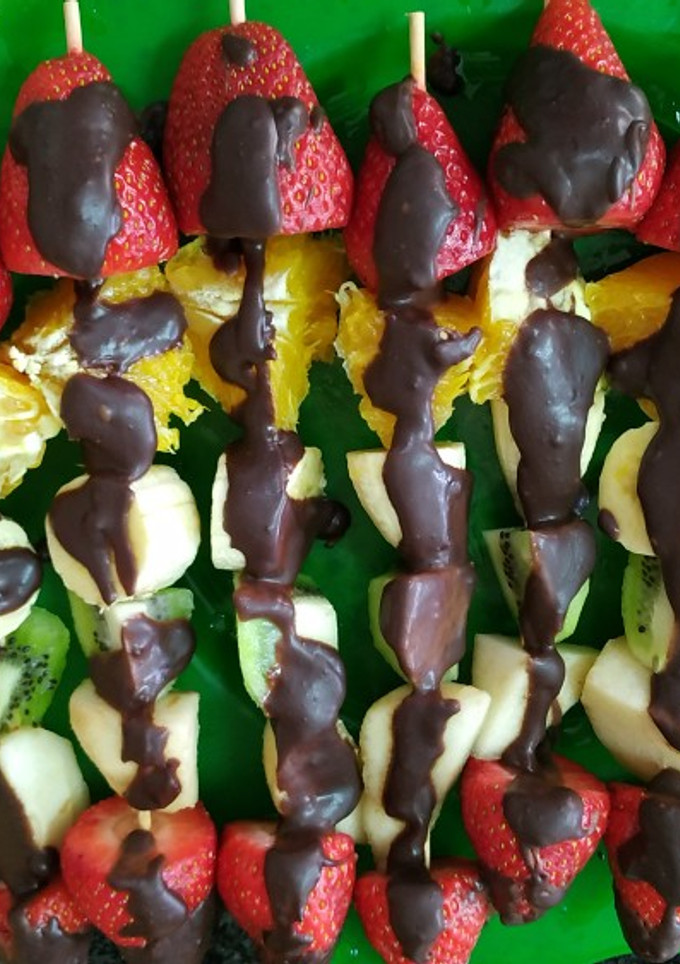 Una foto de Brochetas de fruta con chocolate negro
