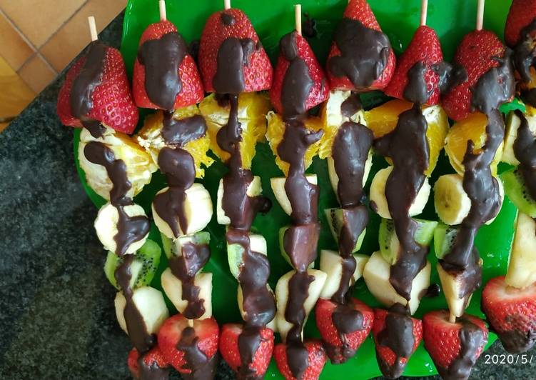 Brochetas de fruta con chocolate negro