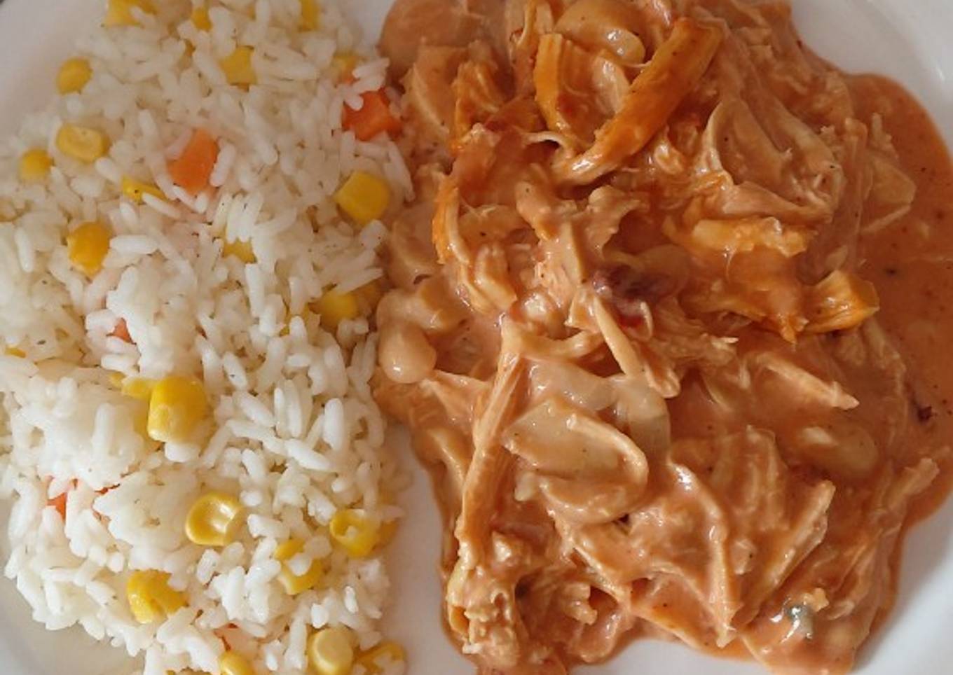 Pollo deshebrado en crema de chipotle