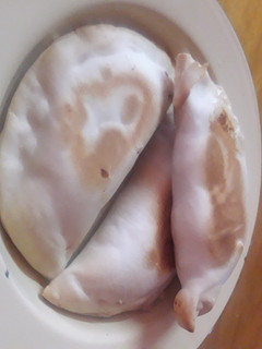 Una foto de Empanadas de atún y salsa blanca