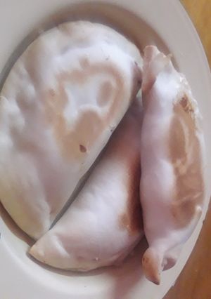 Una foto de Empanadas de atún y salsa blanca