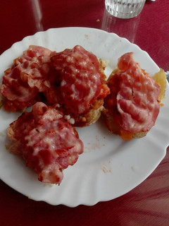 Una foto de Patatas al horno con pisto