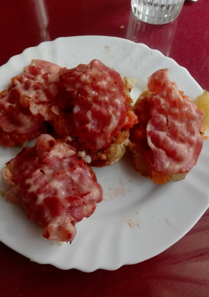 Una foto de Patatas al horno con pisto