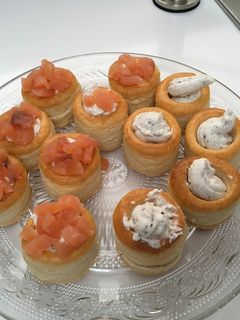 Una foto de Vol au vents con salmon