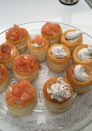 Una foto de Vol au vents con salmon