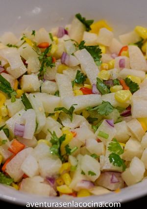 Una foto de Ensalada de jícama y elote