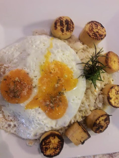 Una foto de Arroz con huevo frito y bananas