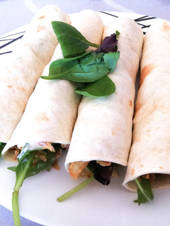 Una foto de Wrap de pollo y vegetales