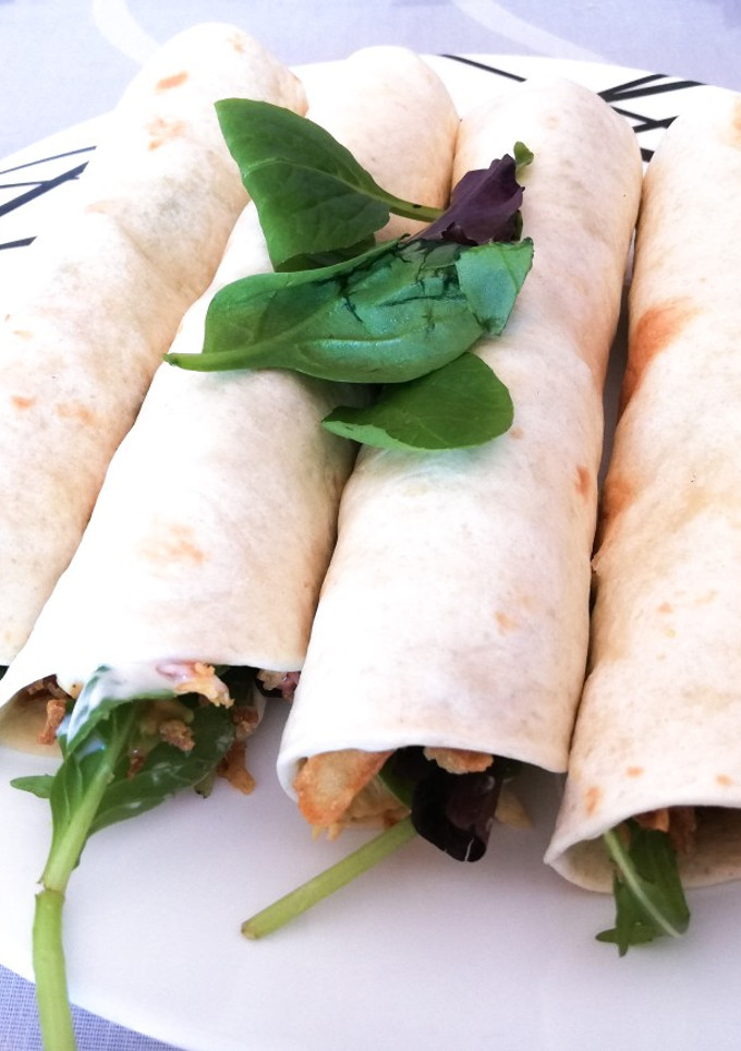 Una foto de Wrap de pollo y vegetales