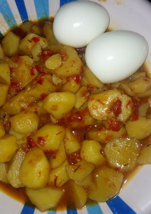 A picture of My simple faten dankali with boil egg.