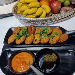 A picture of Sabudhana dal vada tomato and mint chutney.