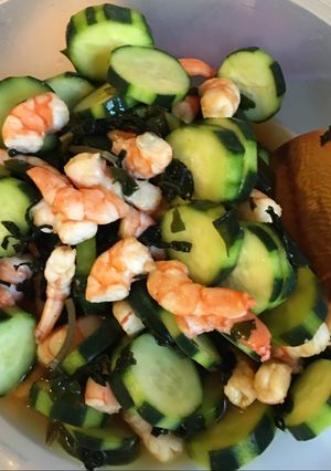 Foto di Insalata giapponese con cetrioli e gamberi