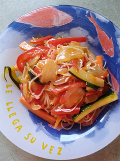 Una foto de Noodles con verduras y salsa agridulce