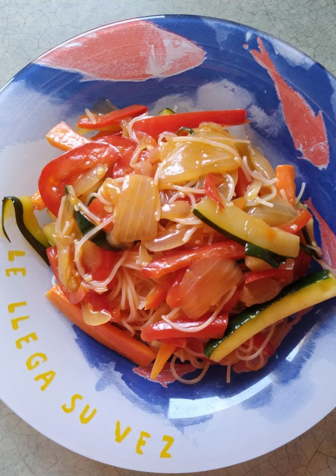 Una foto de Noodles con verduras y salsa agridulce