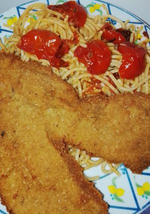 Una foto de Milanesa de Cerdo con Fideos Cherry y Ajo Asados