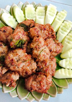 รูปของ หมูก้อนทอดเห็ดเข็มทอง