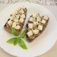 Tapas con paté de berenjenas asadas y queso feta