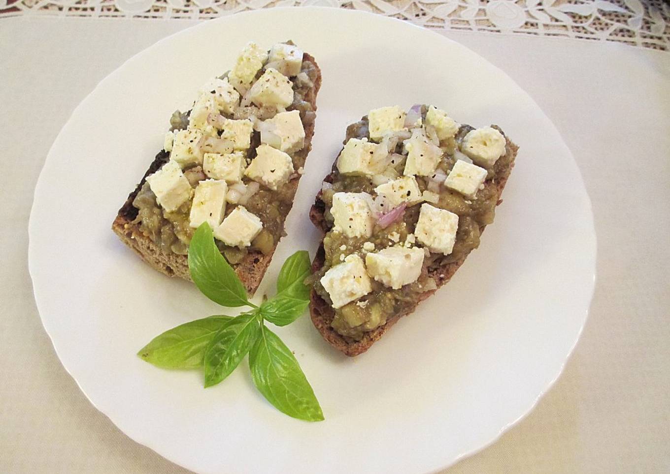 Tapas con paté de berenjenas asadas y queso feta