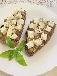 Una foto de Tapas con paté de berenjenas asadas y queso feta