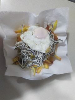 Una foto de Huevos rotos con gulas
