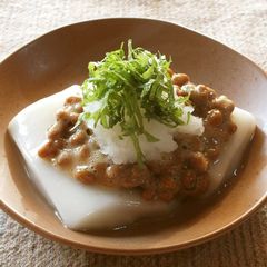 A picture of Mochi Rice Cakes with Grated Daikon Radish and Natto.