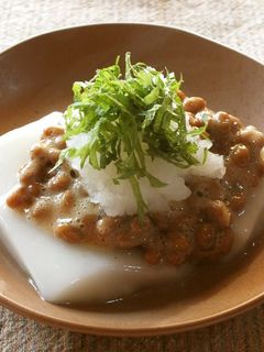 A picture of Mochi Rice Cakes with Grated Daikon Radish and Natto.