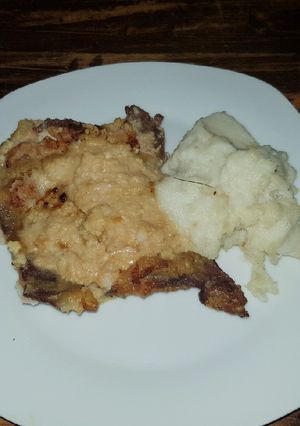 Una foto de Matambre a la leche, acompañado con puré de papas