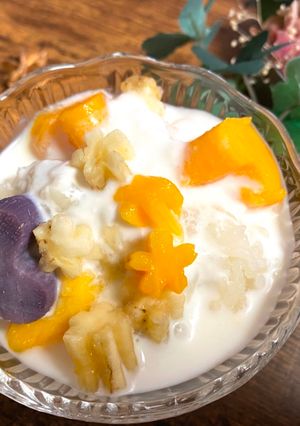 A picture of Fruits Coconut Milk with Sweet Sticky Rice.