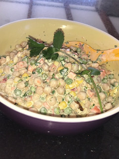 Una foto de Ensalada de garbanzos con verduras