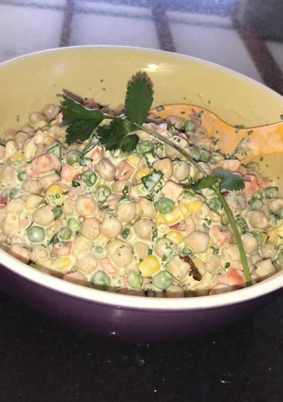 Una foto de Ensalada de garbanzos con verduras