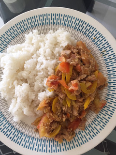Una foto de Atún con tomate y pimentón amarillo