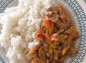 Una foto de Atún con tomate y pimentón amarillo