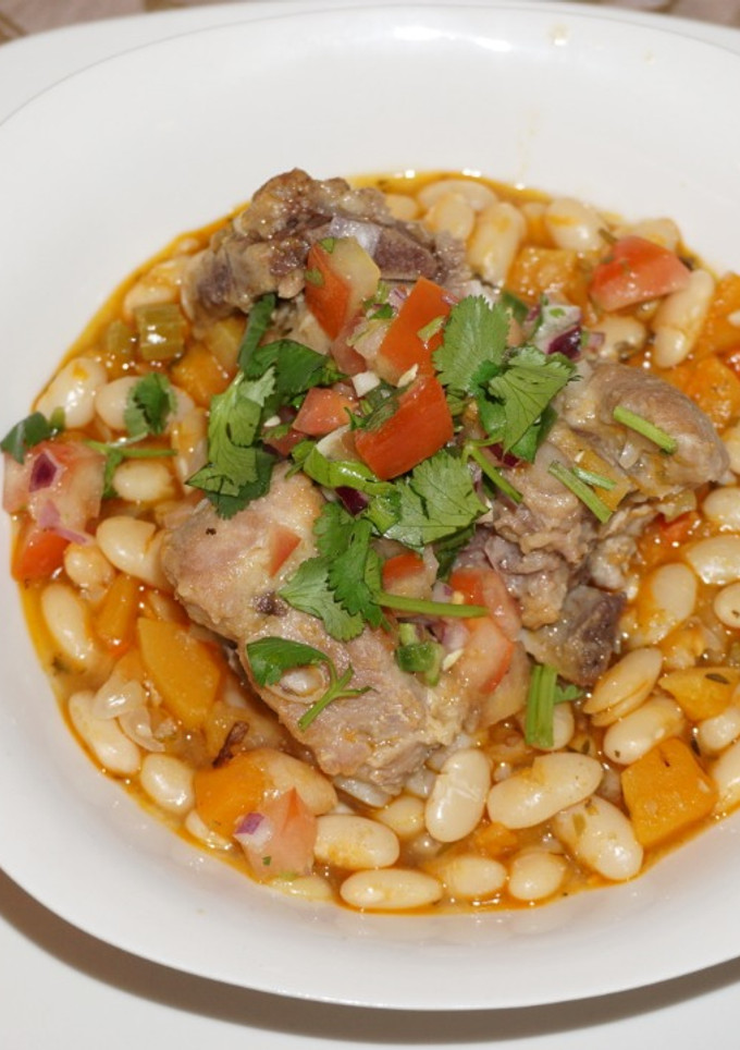 Una foto de Costillitas de chancho estofadas con porotos blancos. Jon style