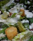 Ensalada con toque de frutas y aderezo blue cheese