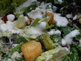 Ensalada con toque de frutas y aderezo blue cheese