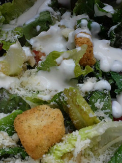 Una foto de Ensalada con toque de frutas y aderezo blue cheese