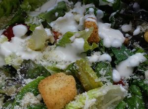 Una foto de Ensalada con toque de frutas y aderezo blue cheese