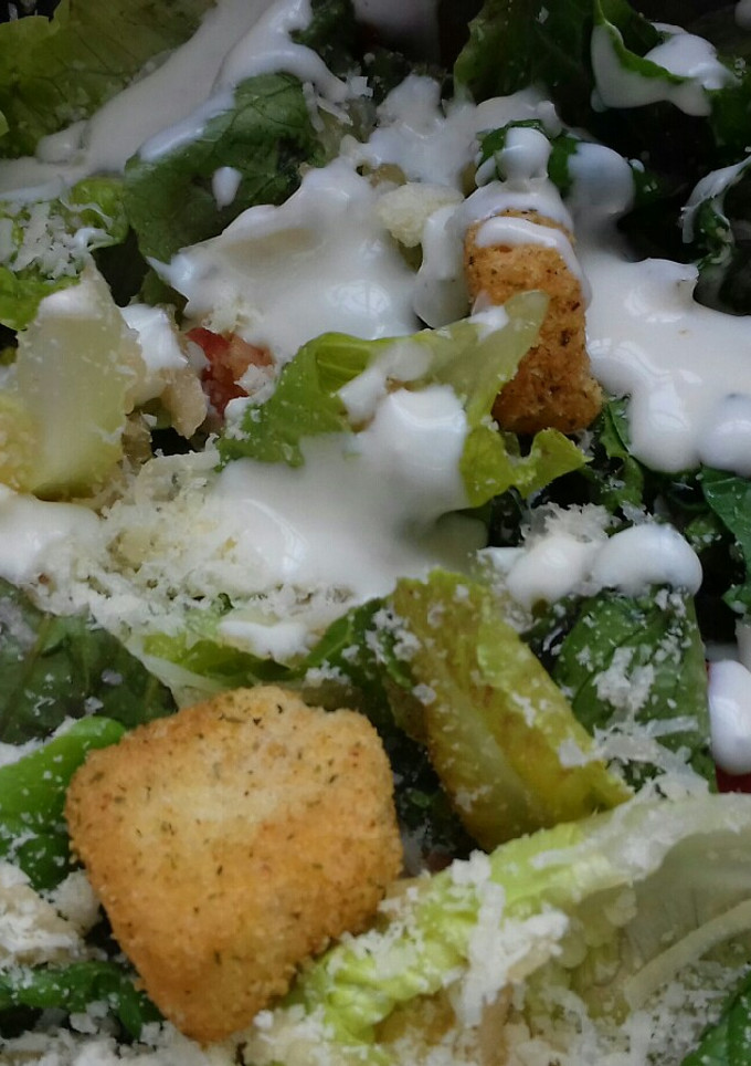 Una foto de Ensalada con toque de frutas y aderezo blue cheese