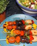 Brochetas de morcillas, chorizos rojos y butifarras mini, al orégano