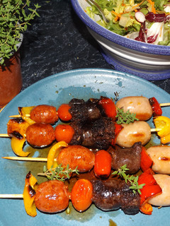 Una foto de Brochetas de morcillas, chorizos rojos y butifarras mini, al orégano