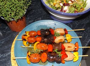 Una foto de Brochetas de morcillas, chorizos rojos y butifarras mini, al orégano