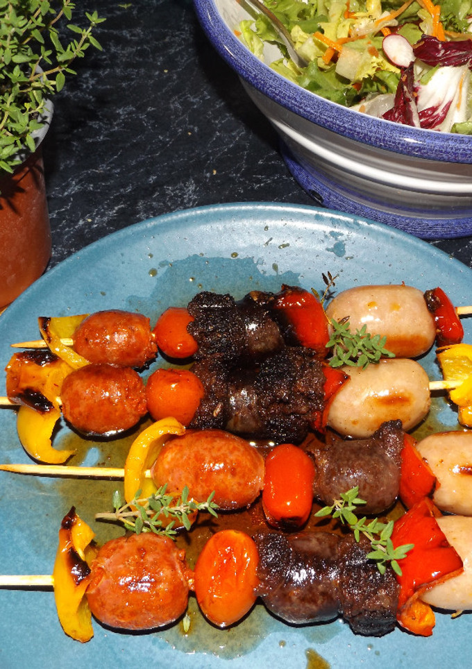 Una foto de Brochetas de morcillas, chorizos rojos y butifarras mini, al orégano