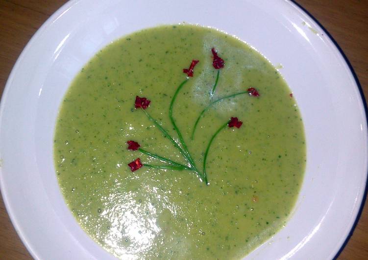 How to Make Perfect Sig&#39;s Asparagus, Zucchini and smoked Garlic soup with a hint of