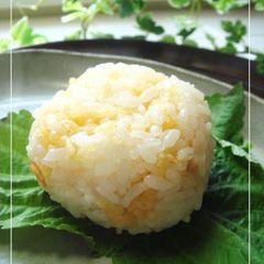 A picture of Onigiri with Tempura Crumbs.