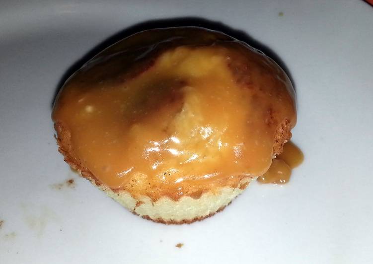 Caramel muffin with banana surprise