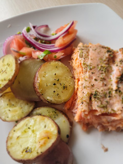 Una foto de Salmón a la limonada con papas rústicas y ensalada a la chilena