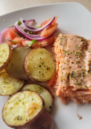 Una foto de Salmón a la limonada con papas rústicas y ensalada a la chilena