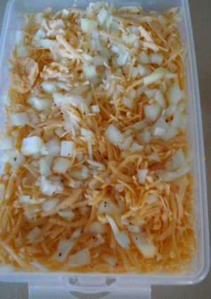 A picture of Simple tip for cheese and onion for sandwiches 😀.